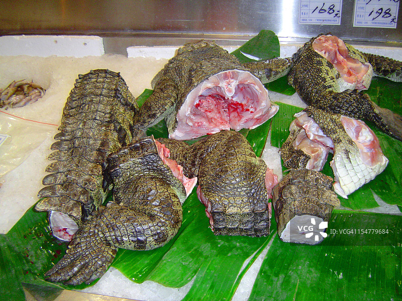广州湿货市场上的鳄鱼肉图片素材