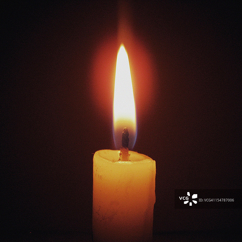 黑暗中的烛光图片素材