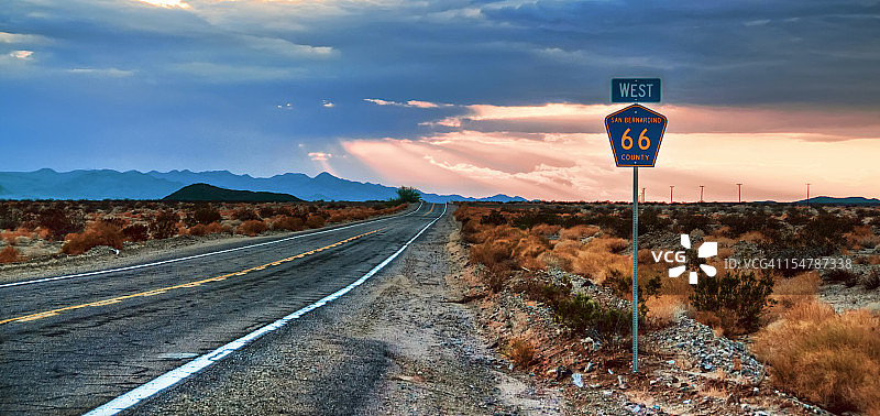 莫哈韦沙漠中的66号公路图片素材