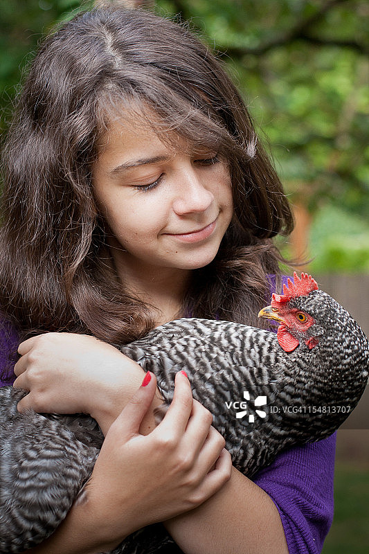 抱着小鸡的女孩图片素材