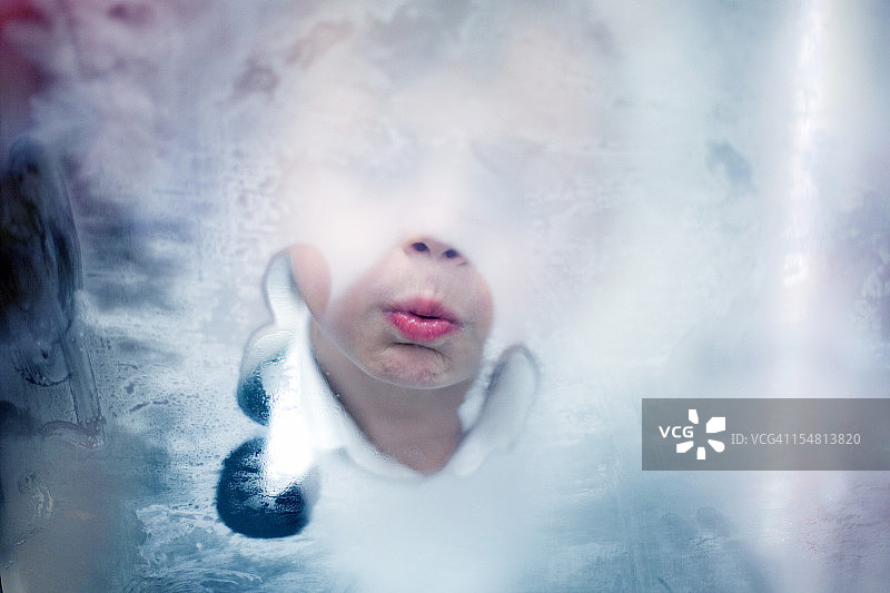 屏住呼吸图片素材