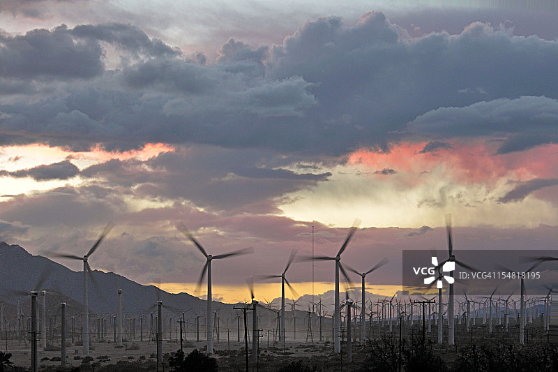 风车与暴风雨后的沙漠温泉图片素材