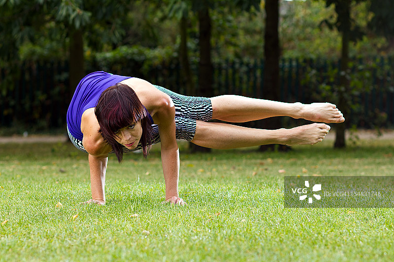 女人在伦敦公园练习瑜伽图片素材