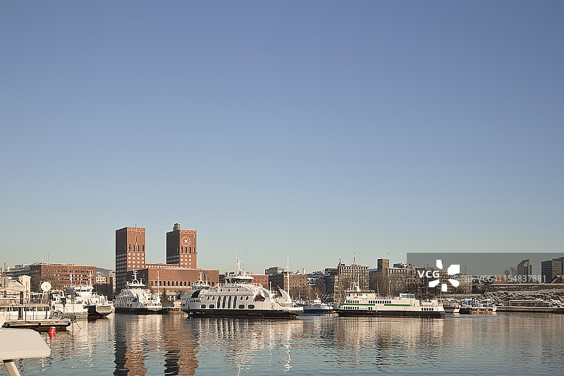 奥斯陆港口与渡轮及市政厅图片素材