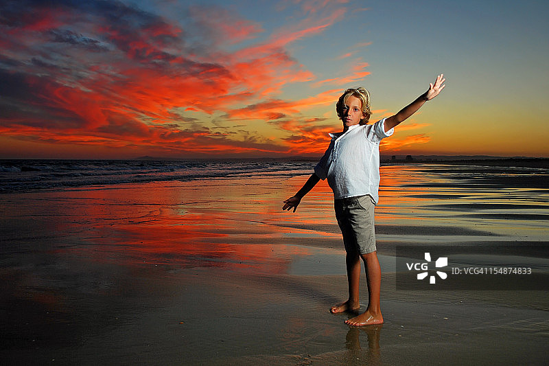 飞越日落图片素材