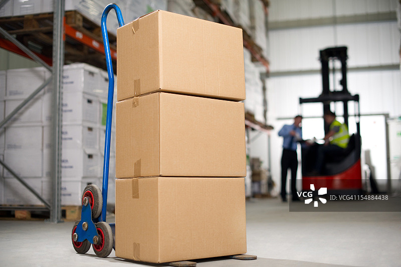 手推车上的纸板箱图片素材