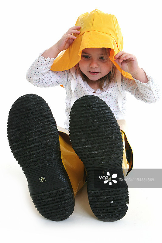 雨中穿雨衣的小女孩图片素材