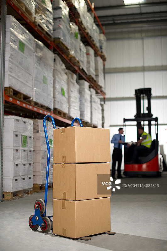 手推车上的纸板箱图片素材