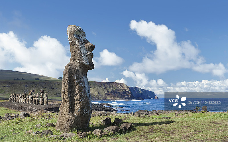 智利复活节岛的摩艾石像上的蓝天图片素材