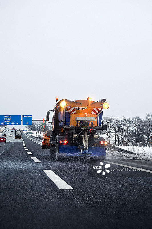冬季道路维护：高速公路上的融雪剂图片素材