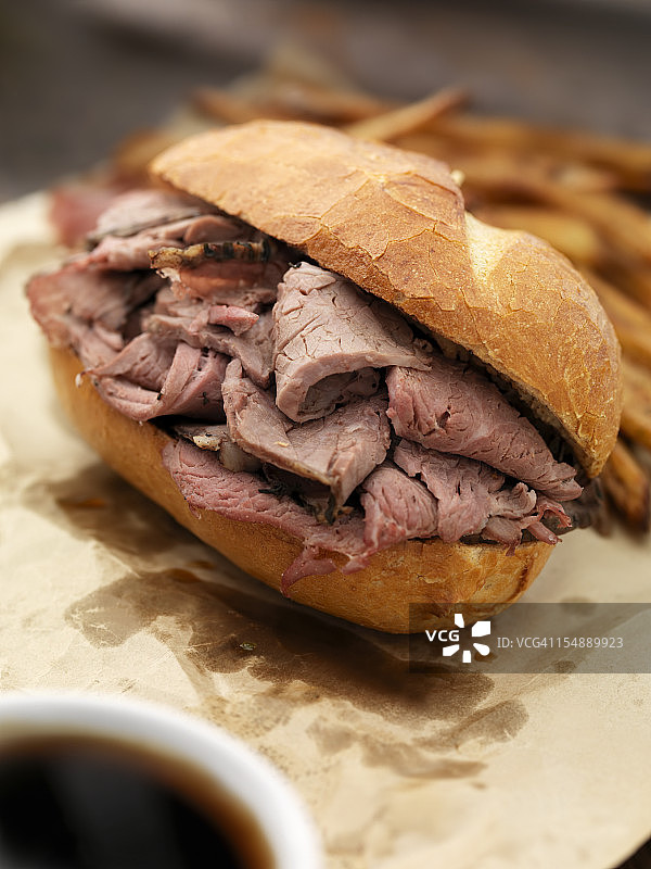 经典牛肉蘸法式炸薯条图片素材