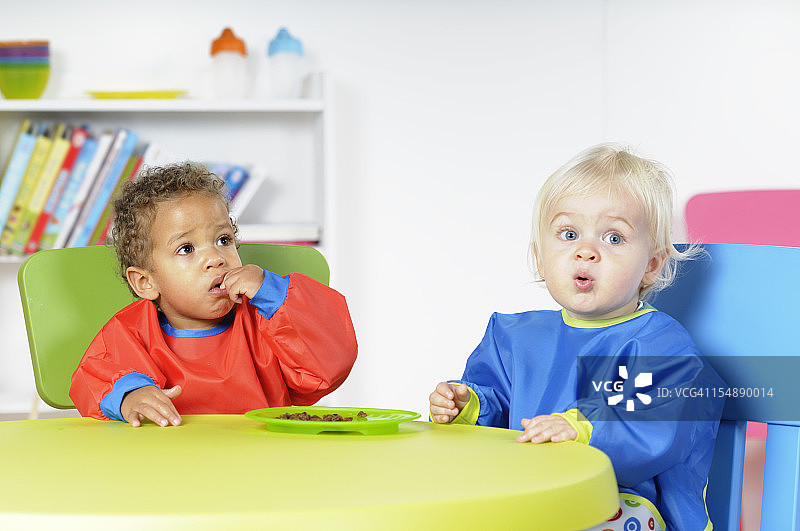 宝宝/幼儿在托儿所的用餐时间图片素材