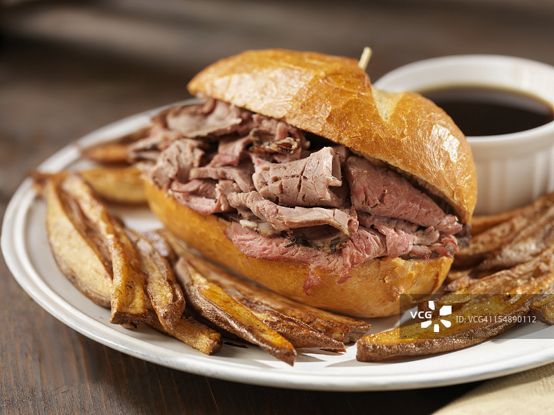 经典牛肉蘸法式炸薯条图片素材