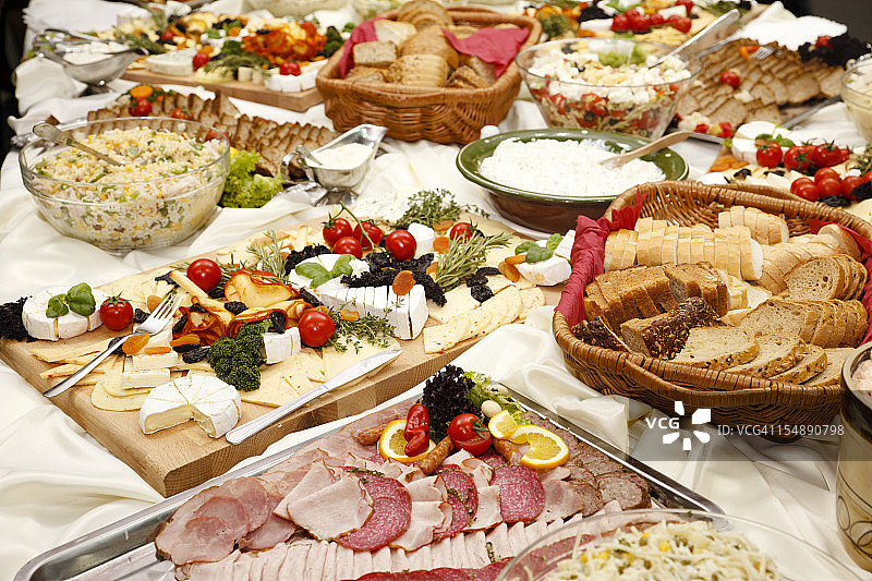 摆满美味食物的餐饮台图片素材