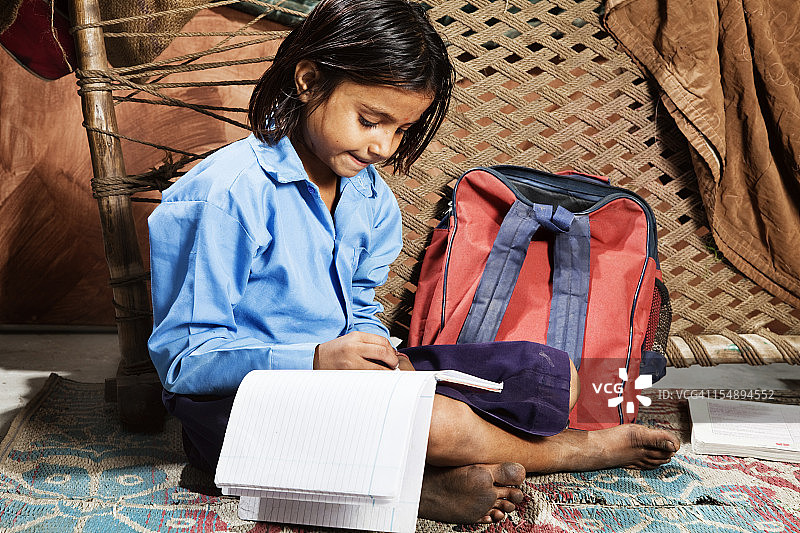 学习中的印度女孩图片素材