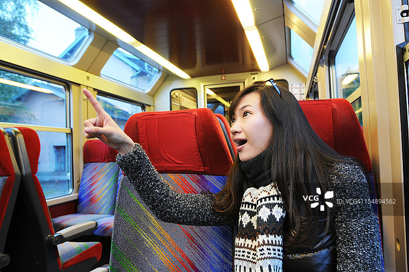 兴奋的旅行者享受假期图片素材