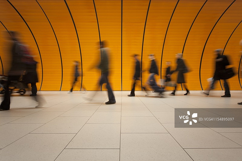 一大群人与现代橙色地铁车厢图片素材