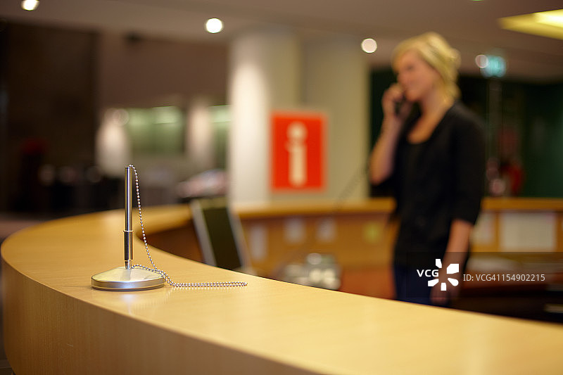 在信息咨询处的女人图片素材