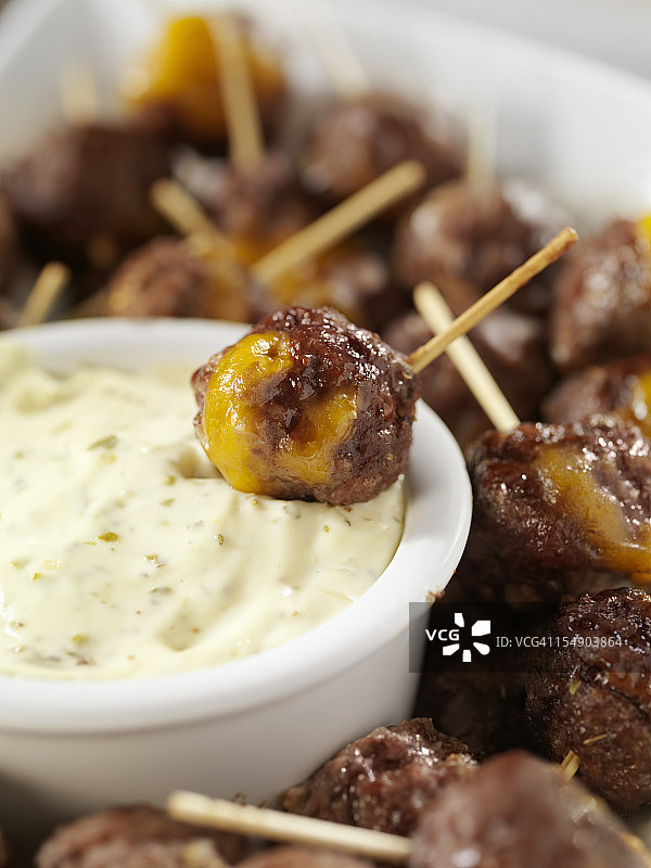 塞满切达奶酪的肉丸开胃菜图片素材