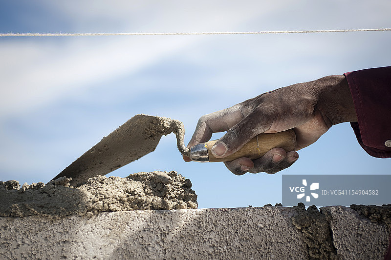 黑色手拿泥刀图片素材