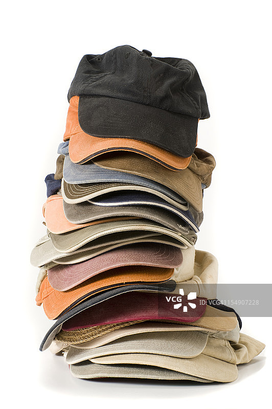 堆叠的各种颜色的棒球帽图片素材