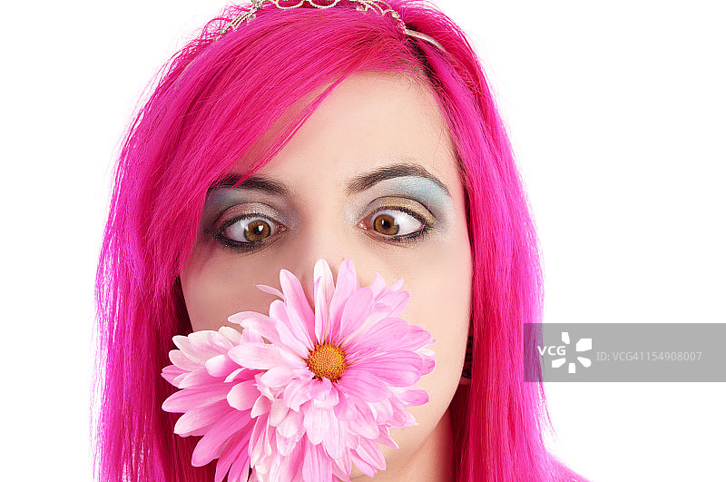 嘴里含着鲜花的粉色头发女孩图片素材