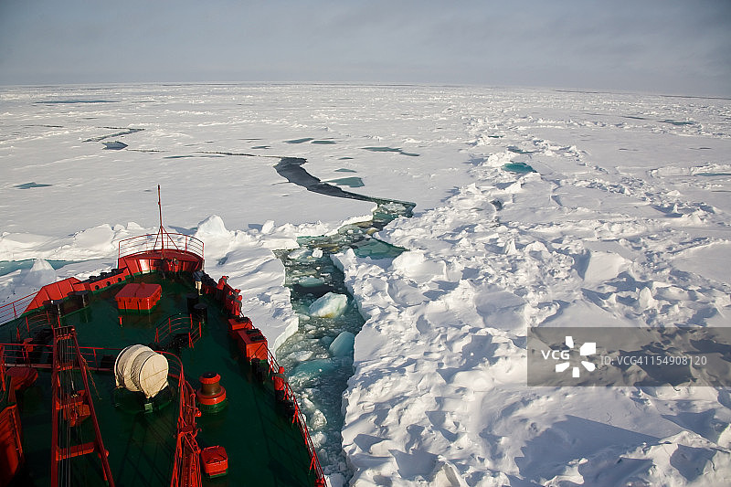 试图穿越冰冻北冰洋的船图片素材