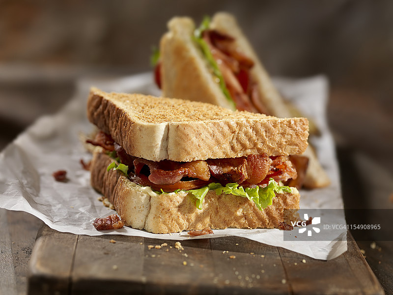培根生菜番茄三明治配炸薯条图片素材