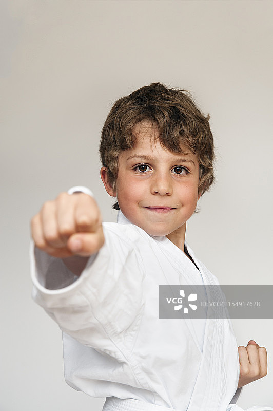 穿空手道服的小男孩练习套路图片素材