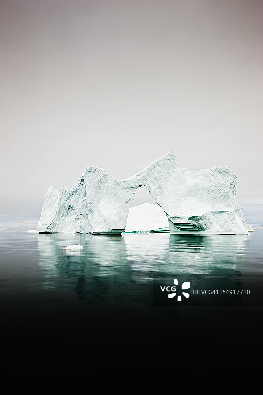 北极天然拱形冰山图片素材