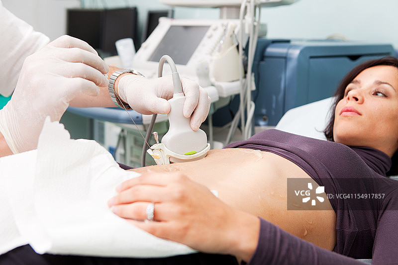 医生在超声引导下为年轻女性进行肝活检图片素材