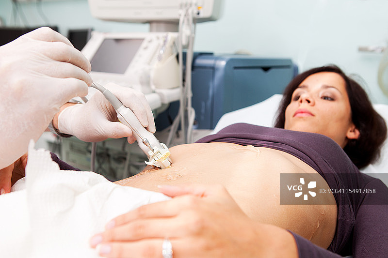 医生在超声引导下为年轻女性进行肝活检图片素材