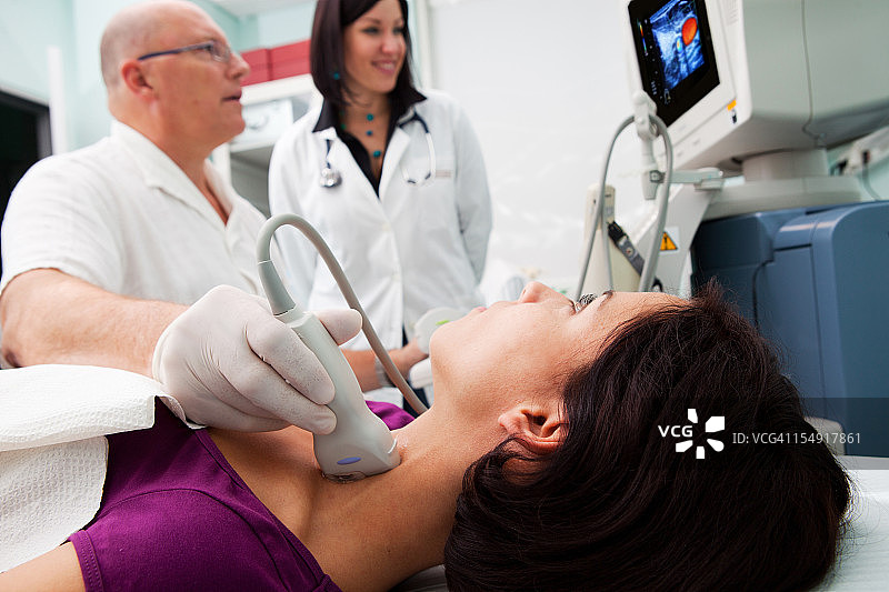 医生为年轻女患者做超声检查图片素材