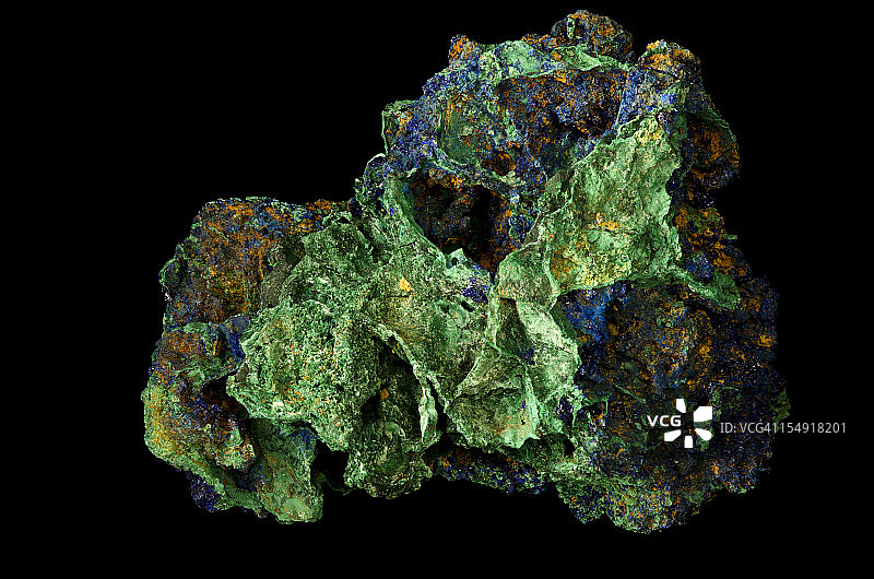 黑色背景上孤立的蓝铜矿和孔雀石矿物样本图片素材