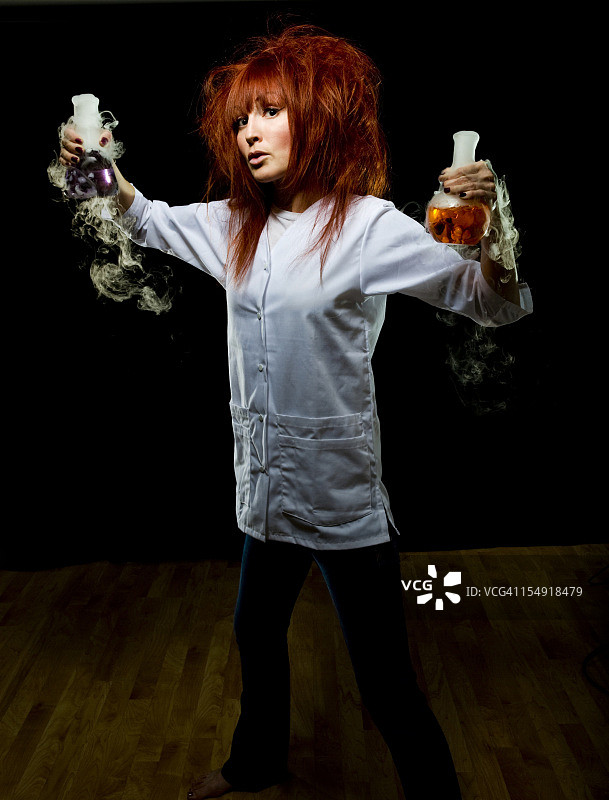 手持烧瓶的疯狂科学家图片素材