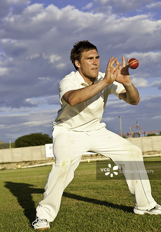 板球运动员接球图片素材