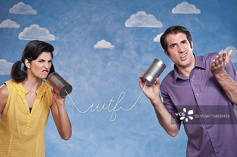 有趣的情侣用罐头盒电话交流图片素材