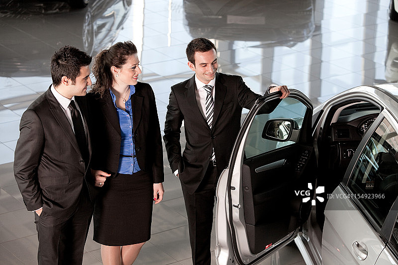 汽车销售员和夫妇买家图片素材