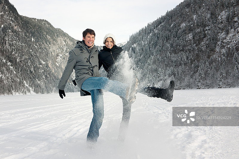 冬季乐趣 - 情侣写真图片素材