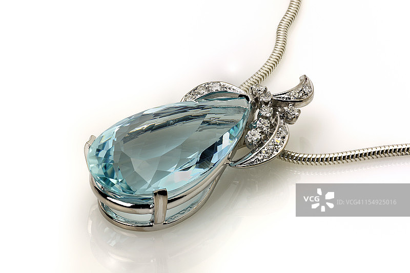 海蓝色或托帕石白金吊坠图片素材