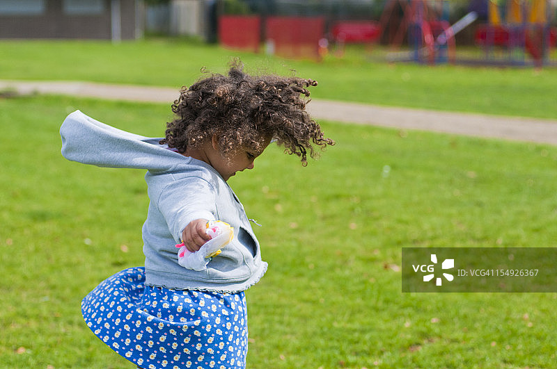 （4-5岁）绕圈行走的孩子图片素材