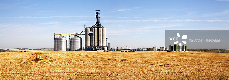 草原电梯和粮仓图片素材