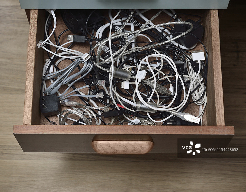 装满电缆、电线和插头的抽屉图片素材