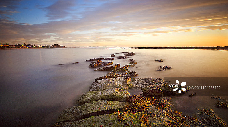 日出时的图文巴海湾图片素材