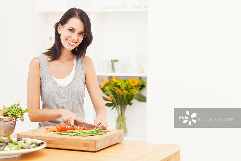 年轻女人在厨房准备食物图片素材
