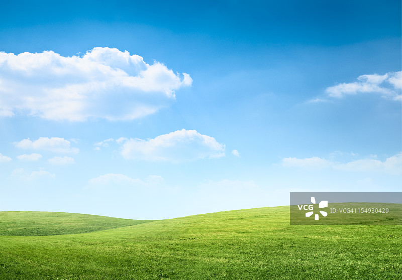 绿色草地和蓝色天空的数字合成图片素材