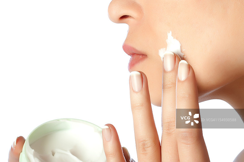 年轻女人使用面霜图片素材