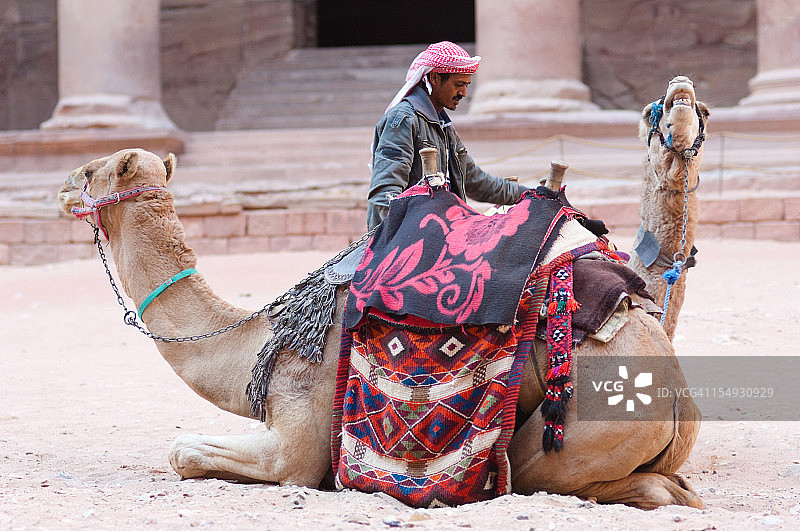 佩特拉古城卡兹尼神殿的贝都因人和骆驼图片素材