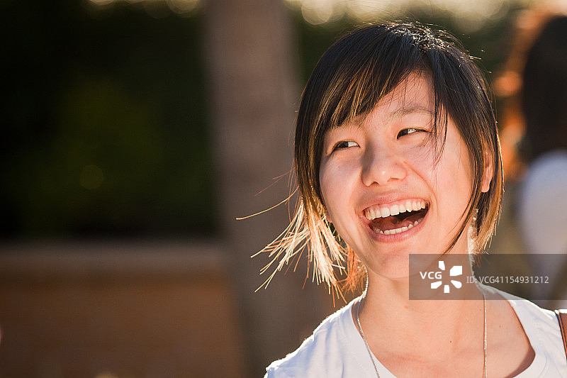 女孩在笑图片素材