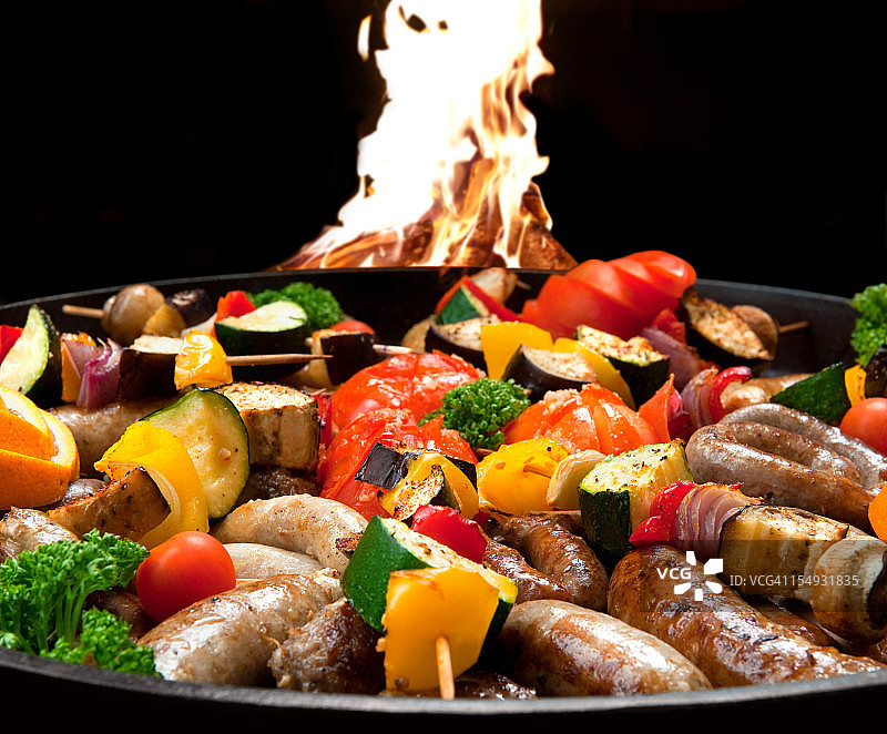烤架上的香肠蔬菜串图片素材